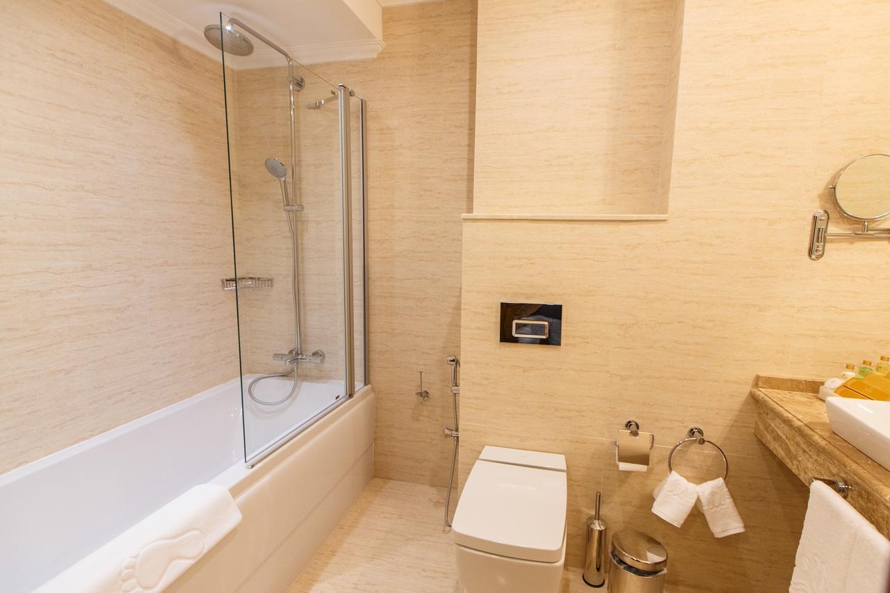Sultan Palace Hotel Atyraū Eksteriør bilde Bathroom with shower screen