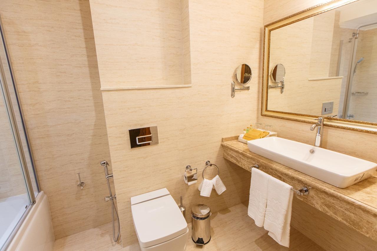 Sultan Palace Hotel Atyraū Eksteriør bilde Bathroom