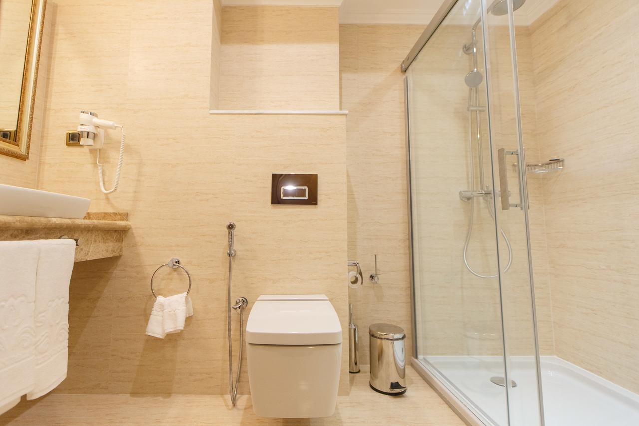 Sultan Palace Hotel Atyraū Eksteriør bilde A modern bathroom