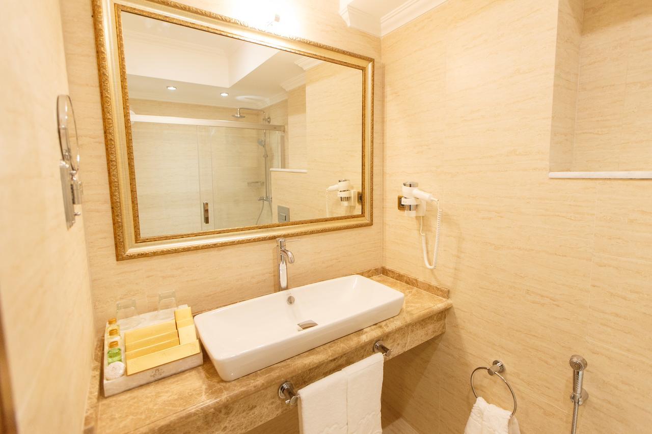 Sultan Palace Hotel Atyraū Eksteriør bilde Bathroom