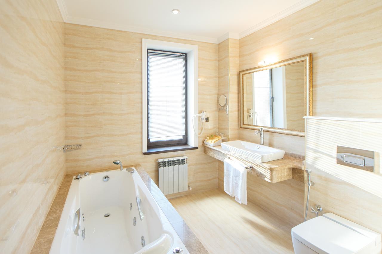 Sultan Palace Hotel Atyraū Eksteriør bilde Bathroom