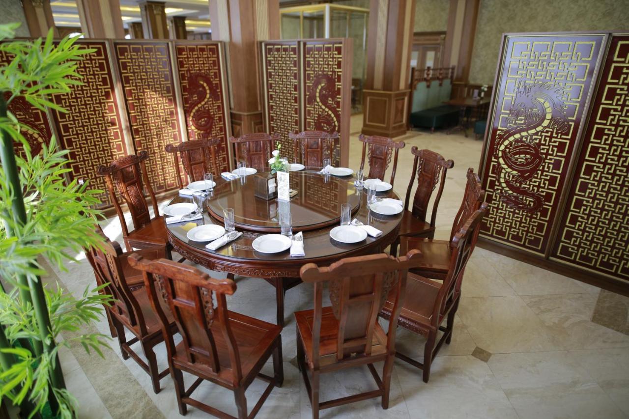 Sultan Palace Hotel Atyraū Eksteriør bilde A round table with chairs