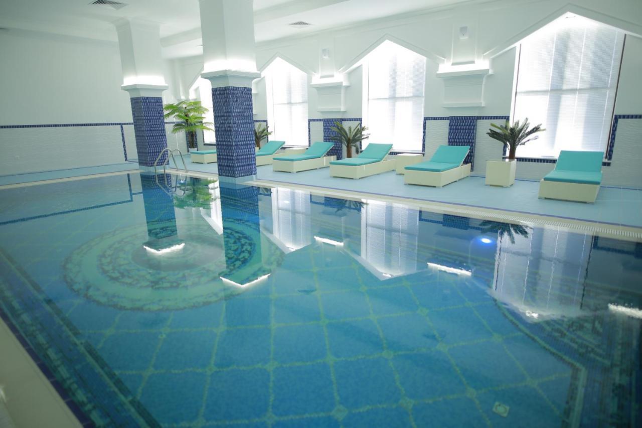 Sultan Palace Hotel Atyraū Eksteriør bilde A swimming pool